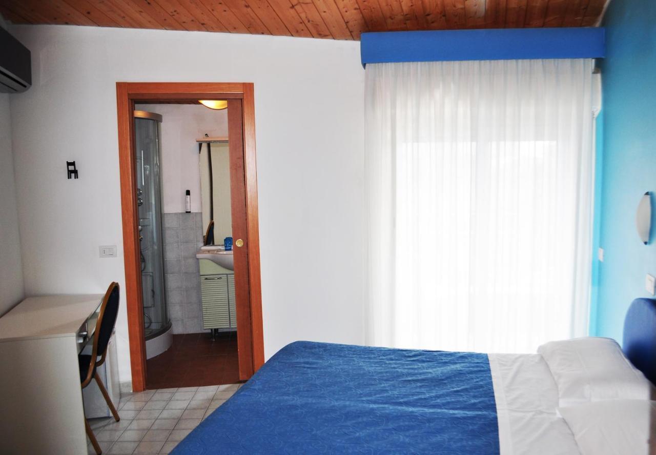 רוזטו דליי אברוצי Hotel Albatros מראה חיצוני תמונה