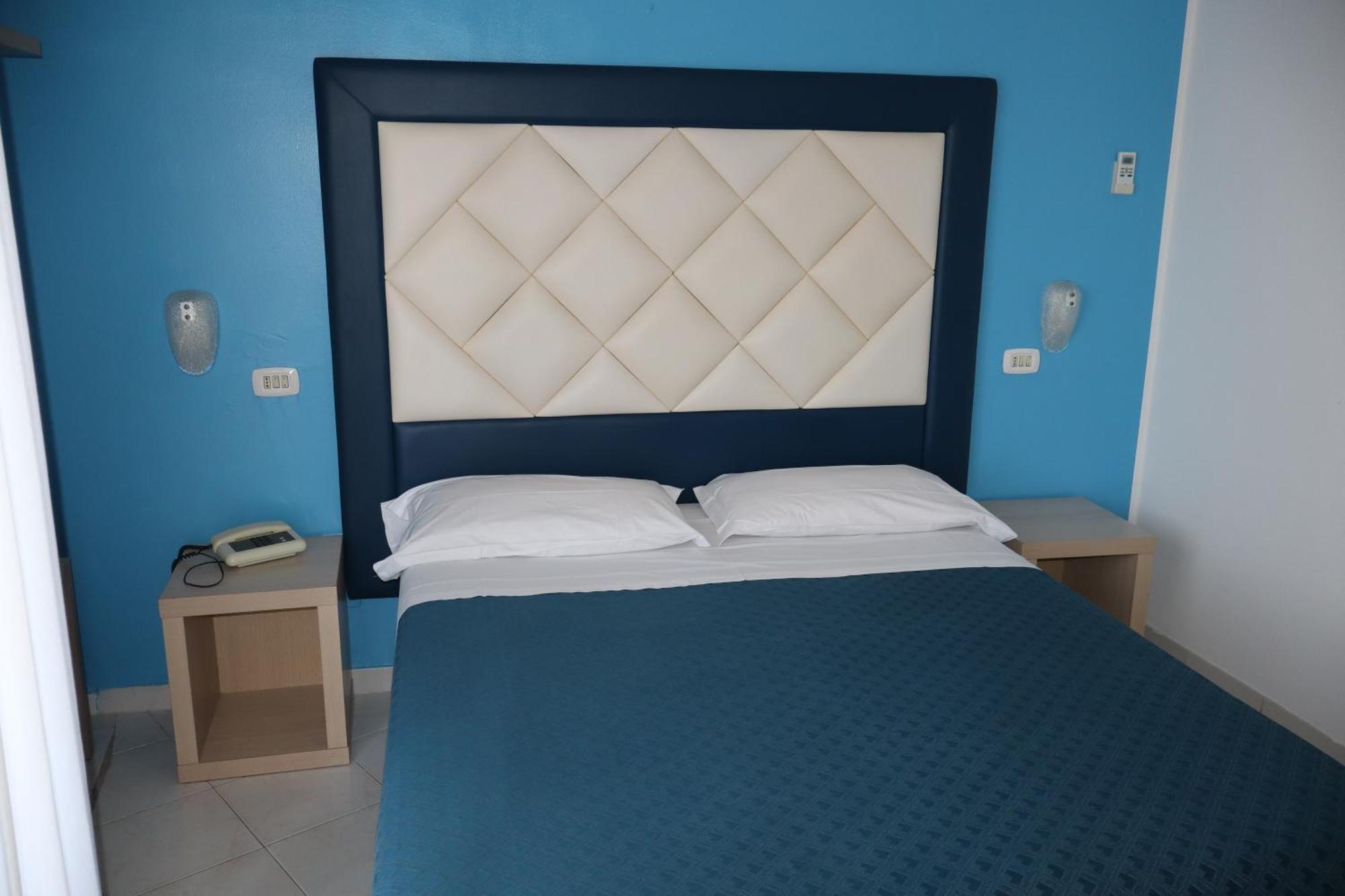 רוזטו דליי אברוצי Hotel Albatros מראה חיצוני תמונה
