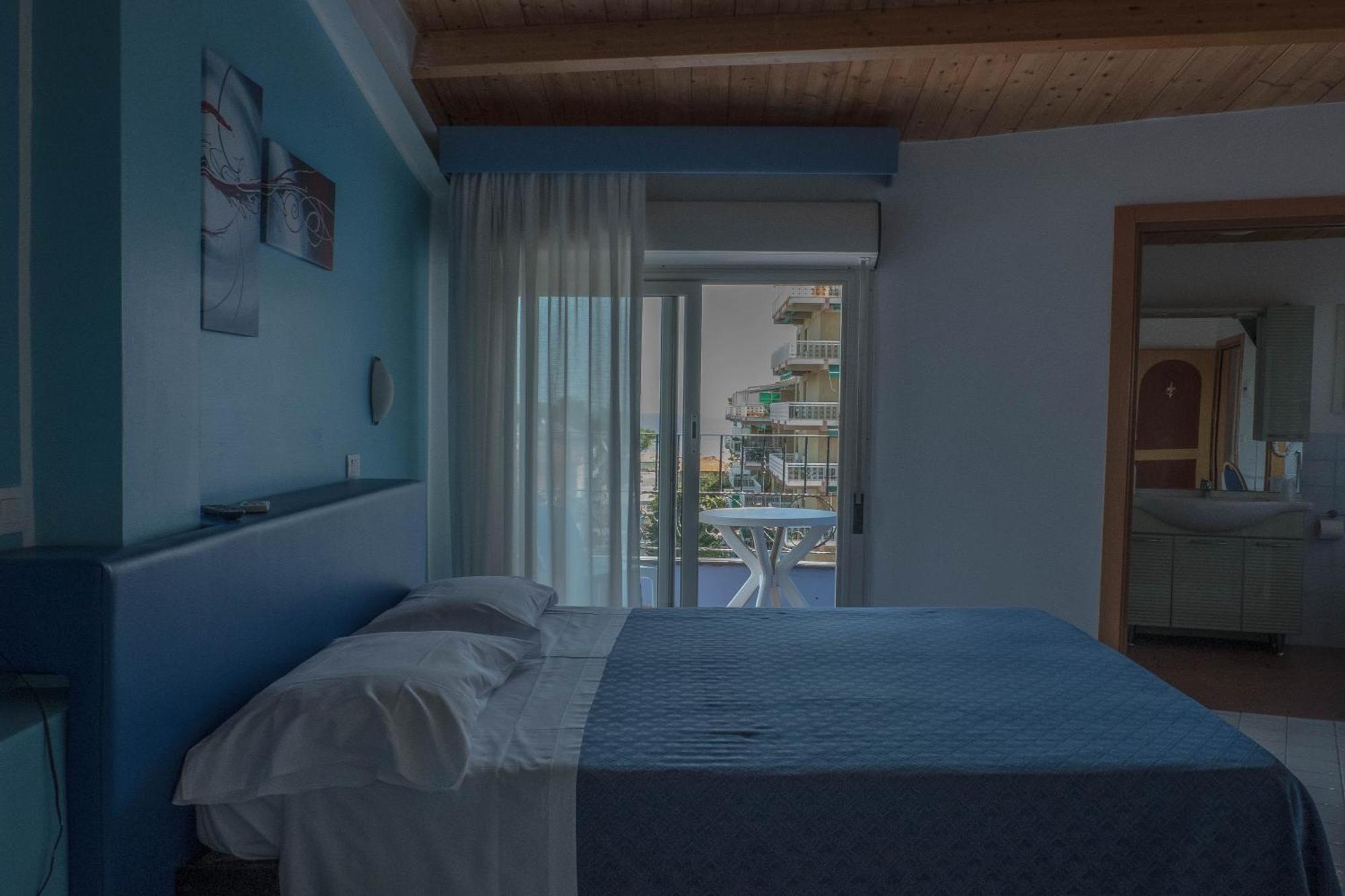 רוזטו דליי אברוצי Hotel Albatros מראה חיצוני תמונה