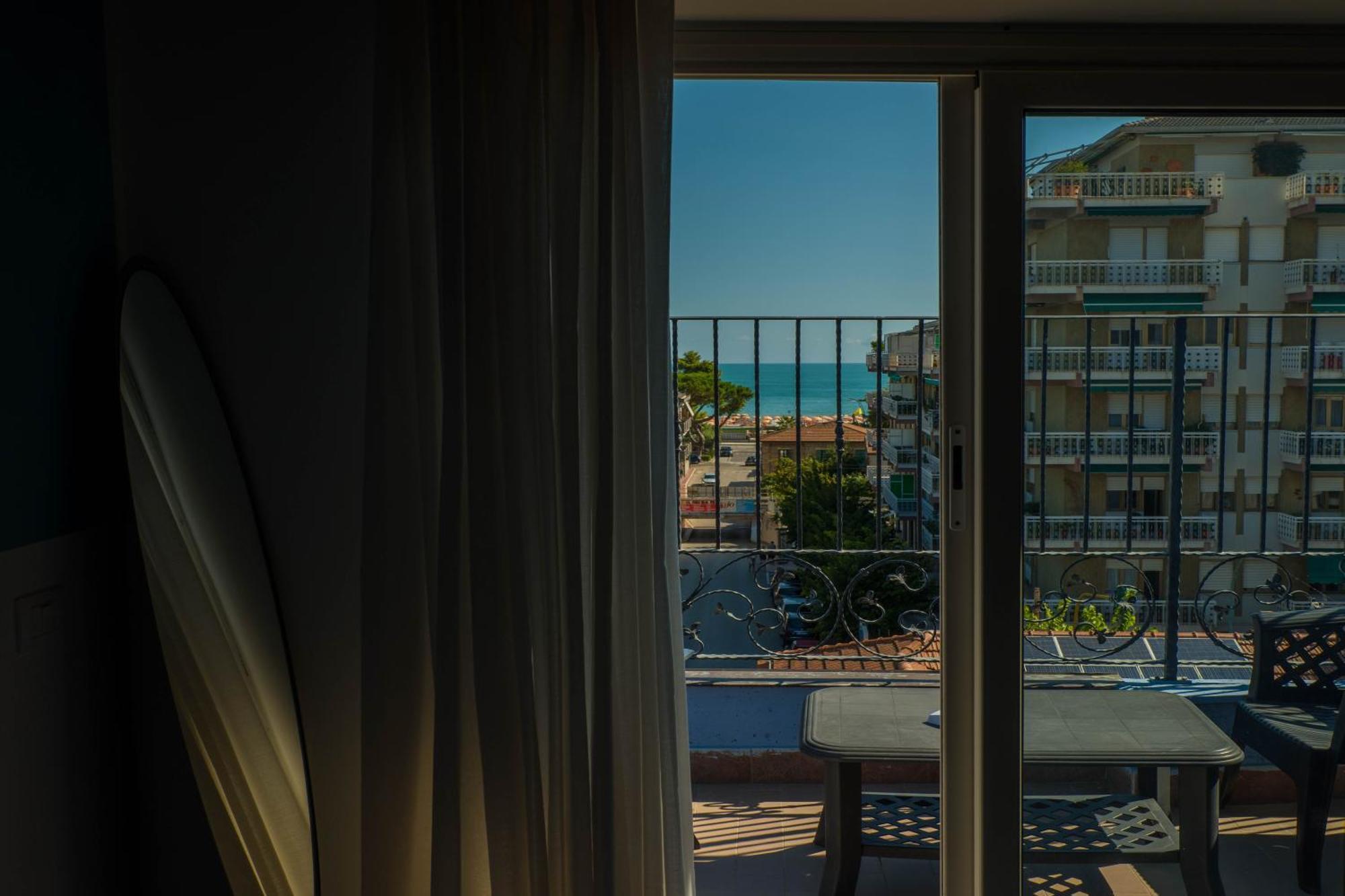רוזטו דליי אברוצי Hotel Albatros מראה חיצוני תמונה