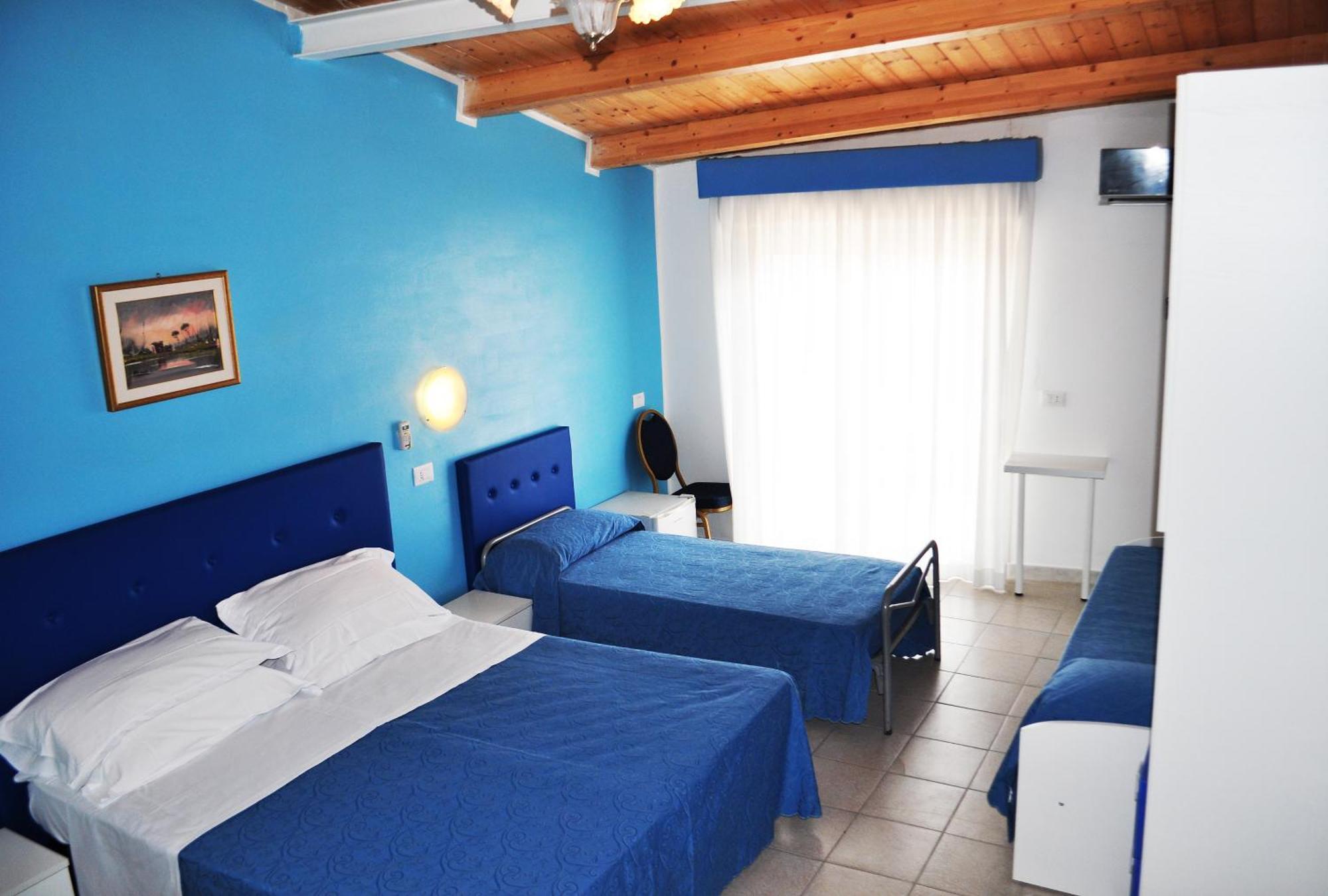 רוזטו דליי אברוצי Hotel Albatros מראה חיצוני תמונה