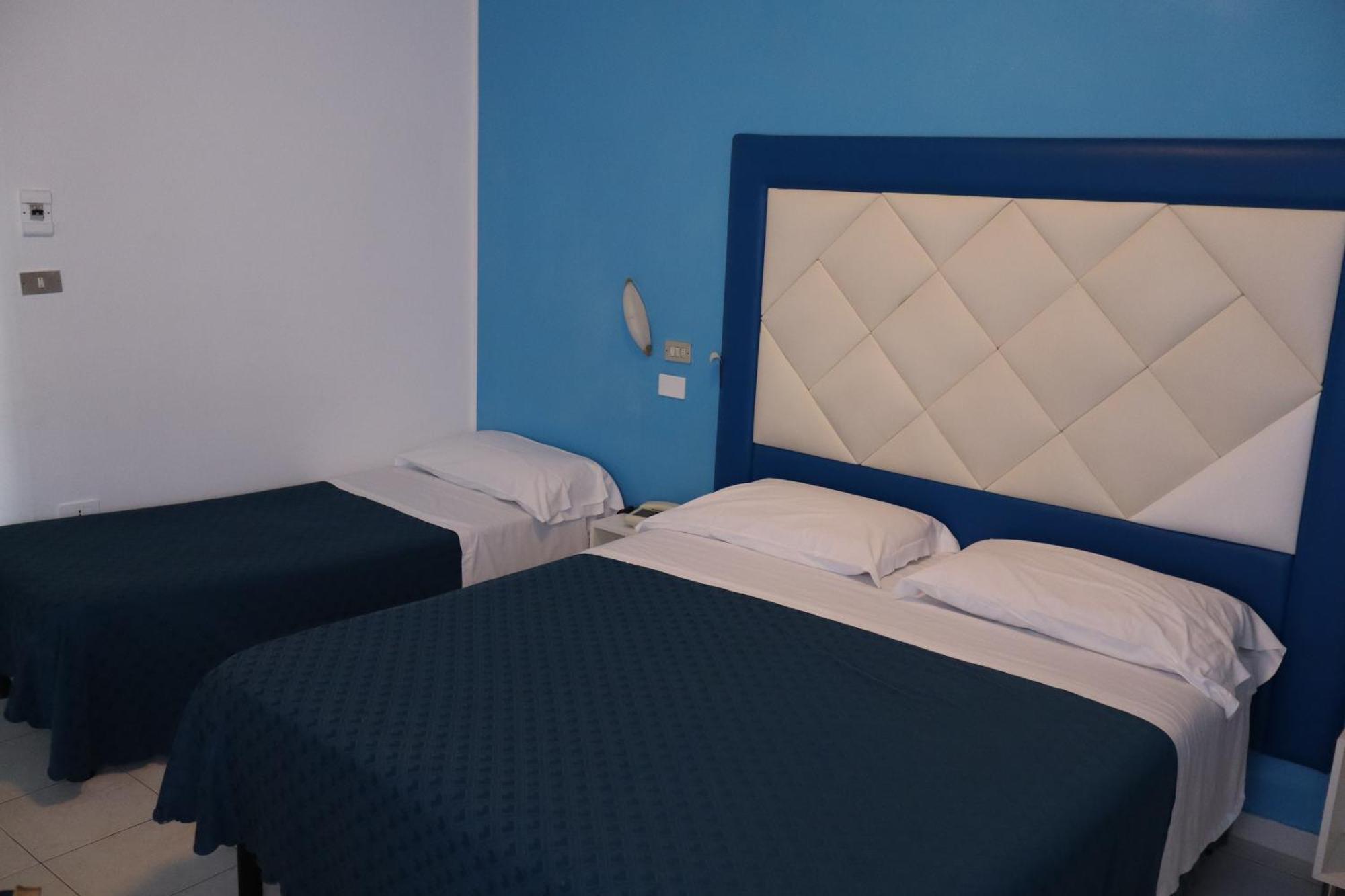 רוזטו דליי אברוצי Hotel Albatros מראה חיצוני תמונה