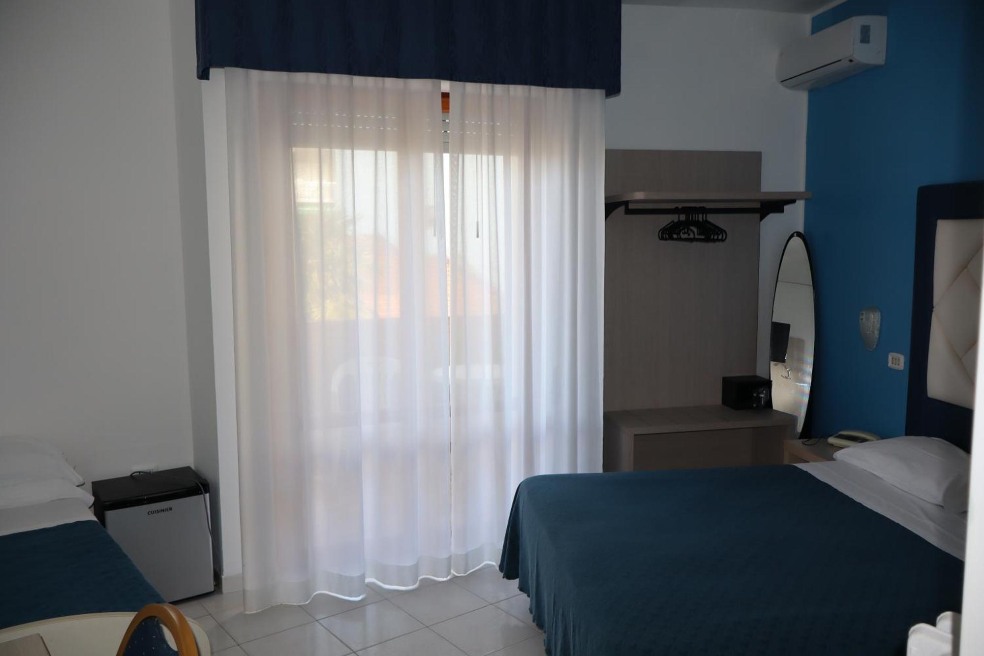 רוזטו דליי אברוצי Hotel Albatros מראה חיצוני תמונה