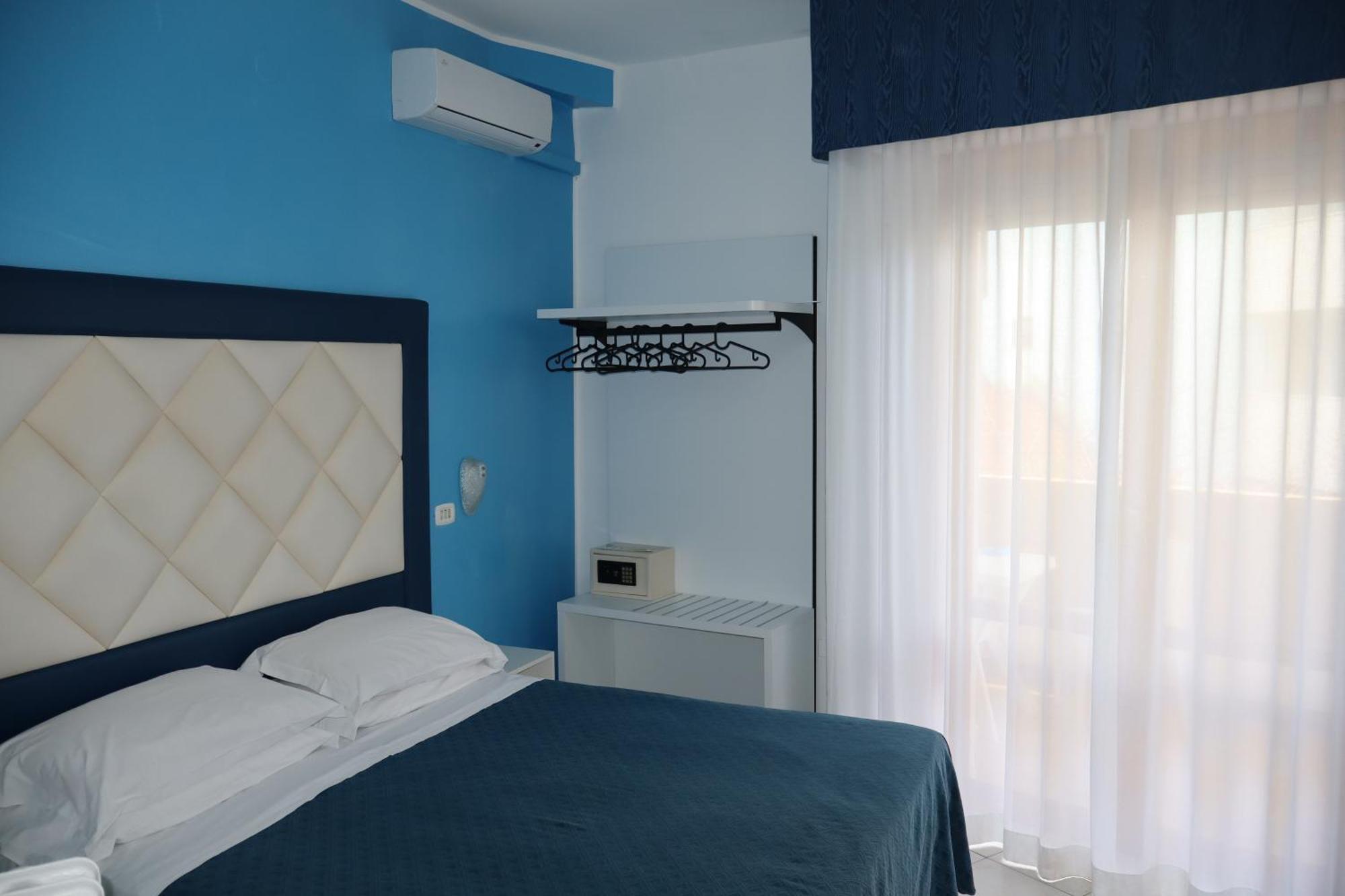 רוזטו דליי אברוצי Hotel Albatros מראה חיצוני תמונה